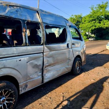 SIETE ESTUDIANTES LESIONADOS TRAS VOLCAR MICROBÚS EN CARRETERA DE AHUACHAPÁN