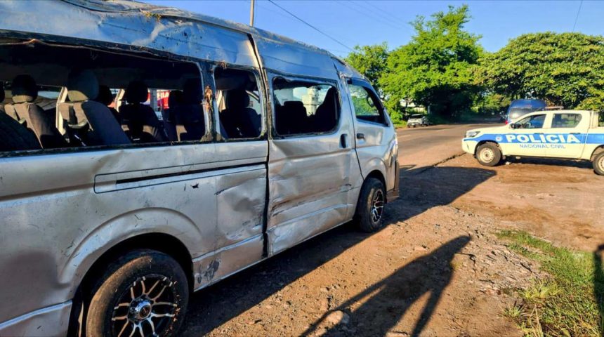 SIETE ESTUDIANTES LESIONADOS TRAS VOLCAR MICROBÚS EN CARRETERA DE AHUACHAPÁN