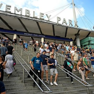 HOMBRE MUERE TRAS CAER DURANTE CONCIERTO DE OASIS EN WEMBLEY