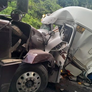 COLISIÓN DE RASTRAS EN CARRETERA DEL LITORAL DEJA UN LESIONADO Y PASO RESTRINGIDO