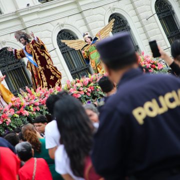 CIENTOS DE FELIGRESES PARTICIPARON EN PROCESIONES EN HONOR AL DIVINO SALVADOR DEL MUNDO