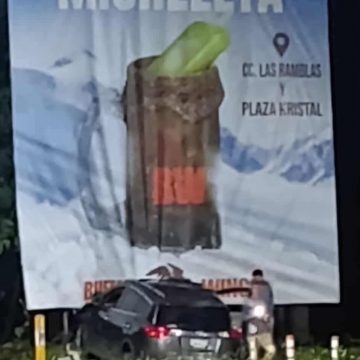 VEHÍCULO COLISIONA CONTRA VALLA PUBLICITARIA EN SANTA ANA TRAS SALIRSE DE LA CARRETERA