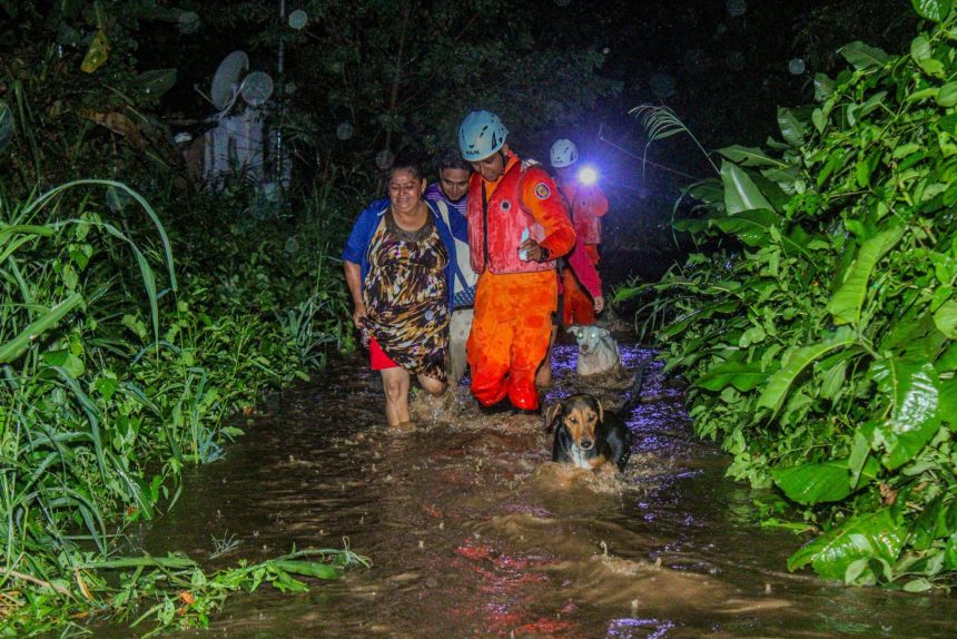 EVACUAN A FAMILIAS POR INUNDACIONES EN LA UNIÓN Y CHALATENANGO