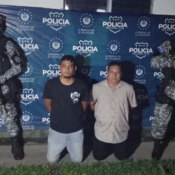 CAPTURARON A LOS DOS SUJETOS SEÑALADOS COMO RESPONSABLES DEL HOMICIDIO DE UN HOMBRE EN ACAJUTLA, SONSONATE