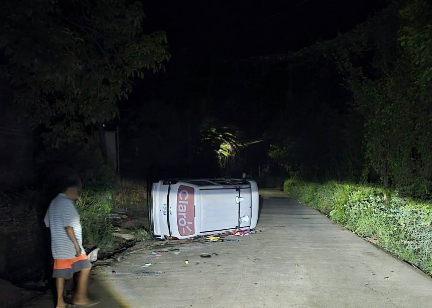 VEHÍCULO DE EMPRESA DE TELEFONÍA VOLCÓ EN SOYAPANGO ESTA MADRUGADA