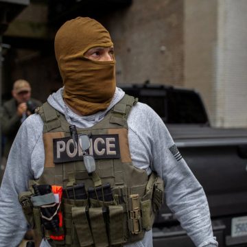 CALIFORNIA APRUEBA LEYES QUE LIMITAN ACCIONES DE AGENTES FEDERALES; PROHIBIRÁN QUE LOS AGENTES SE OCULTEN EL ROSTRO