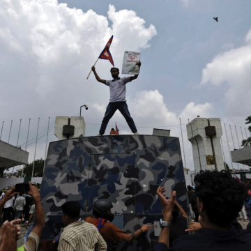 NEPAL: RENUNCIA EL PRIMER MINISTRO TRAS MATANZA EN PROTESTAS CONTRA CENSURA DIGITAL