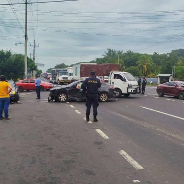 CONDUCTOR FALLECE TRAS CHOCAR EN CARRETERA A SONSONATE POR NO RESPETAR SEÑAL DE PRIORIDAD