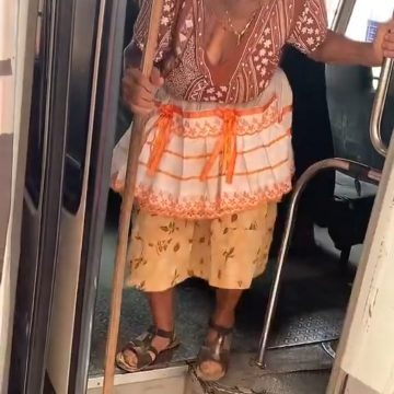 MICROBUSERO EN USULUTÁN BAJA A ANCIANA ENFERMA Y GENERA INDIGNACIÓN AL ORINAR EN VÍA PÚBLICA