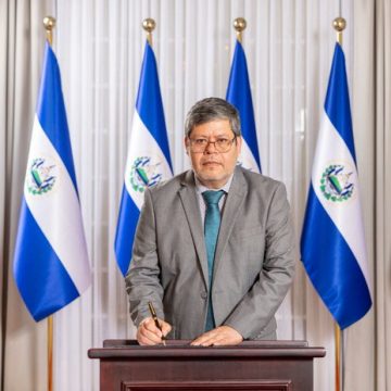 NAYIB BUKELE JURAMENTA A DAGOBERTO ARÉVALO COMO NUEVO PRESIDENTE DE ANDA