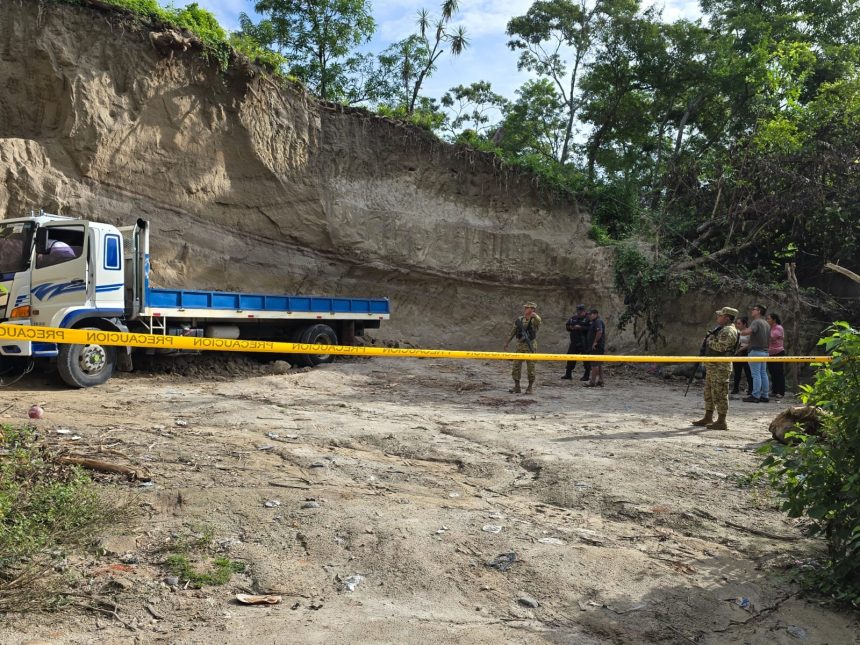 JOVEN MUERE SOTERRADO MIENTRAS CARGABA TIERRA EN LA PAZ
