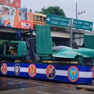 HELICÓPTERO DE EXHIBICIÓN QUEDÓ ATRAPADO EN PASO A DESNIVEL CERCA DEL HERMANO LEJANO EN SALVADOR