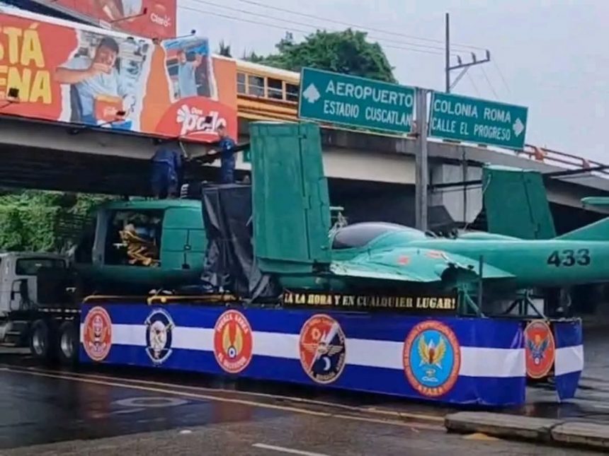 HELICÓPTERO DE EXHIBICIÓN QUEDÓ ATRAPADO EN PASO A DESNIVEL CERCA DEL HERMANO LEJANO EN SALVADOR