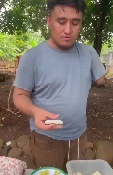 BRYAN RIVERA, EL JOVEN QUE A PESAR DE NO TENER UNA MANO ELABORA PUPUSAS COMO TODO UN PROFESIONAL