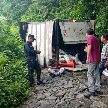 CAMIÓN CON ABONO VUELCA EN HUIZÚCAR Y BLOQUEA ACCESO A CANTONES