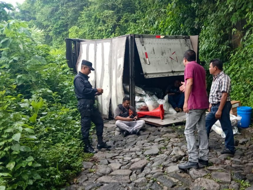 CAMIÓN CON ABONO VUELCA EN HUIZÚCAR Y BLOQUEA ACCESO A CANTONES