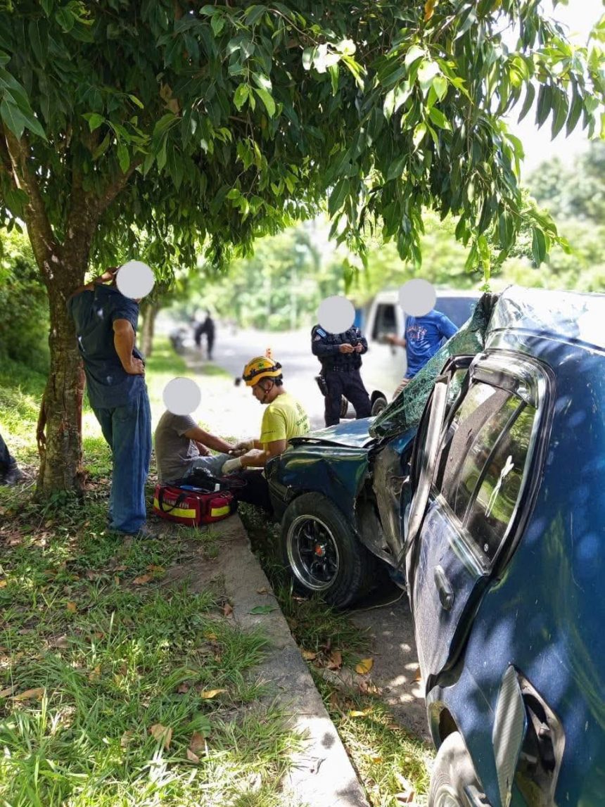 VEHÍCULO SE ESTRELLA CONTRA ÁRBOL EN CARRETERA A SUCHITOTO Y DEJA UNA PERSONA LESIONADA