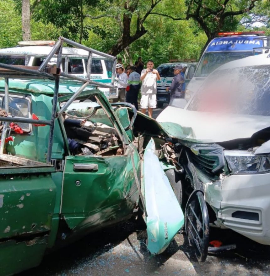 SEIS PERSONAS LESIONADAS EN ACCIDENTE DE TRÁNSITO EN CUYULTITÁN, LA PAZ