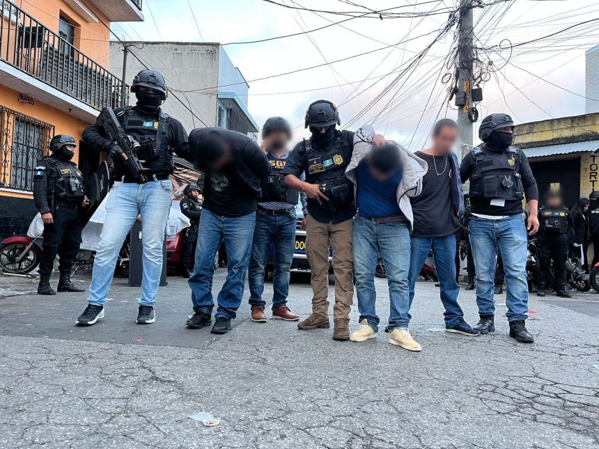 guate 1 ALLANAMIENTOS EN GUATEMALA DEJAN 14 CAPTURADOS DE LA MARA SALVATRUCHA Y TRES MENORES DETENIDOS