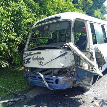 CHOQUE ENTRE CAMIÓN Y MICROBÚS DEJA CUATRO LESIONADOS EN PLANES DE RENDEROS