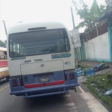 MICROBUS ARROLLA A REPARTIDOR DE AGUA EN SOYAPANGO