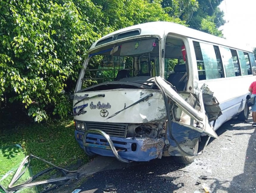 CHOQUE ENTRE CAMIÓN Y MICROBÚS DEJA CUATRO LESIONADOS EN PLANES DE RENDEROS