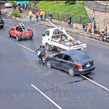 MOTOCICLISTA Y ACOMPAÑANTE ATROPELLADOS EN CARRETERA AL PUERTO DE LA LIBERTAD