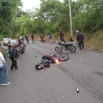 MOTOCICLISTA MUERE AL INTENTAR SOBREPASAR AUTOBÚS EN CARRETERA A COMASAGUA