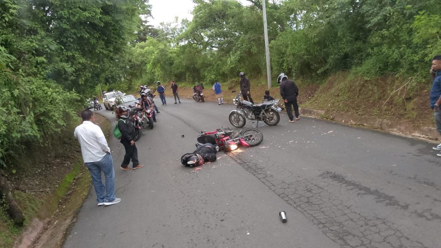 MOTOCICLISTA MUERE AL INTENTAR SOBREPASAR AUTOBÚS EN CARRETERA A COMASAGUA