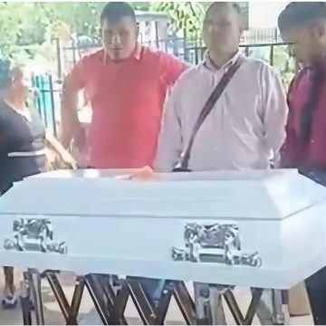 DIERON EL ÚLTIMO ADIÓS AL MENOR QUE PERDIÓ LA VIDA AL AHOGARSE CON UNA UVA EN ATIQUIZAYA, AHUACHAPÁN