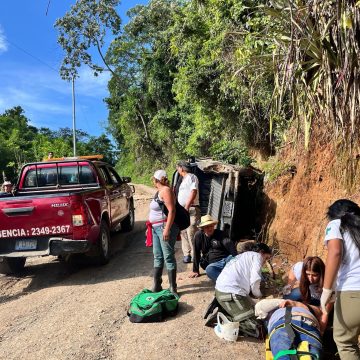 SEIS PERSONAS LESIONADAS TRAS VUELCO DE PICKUP EN LÍMITE ENTRE CIUDAD ARCE Y SAN JUAN OPICO