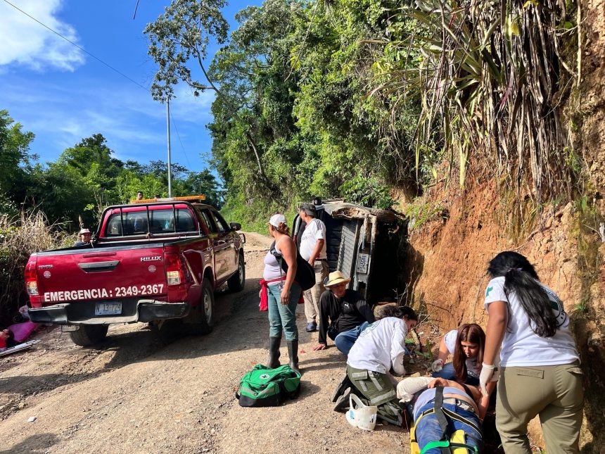 SEIS PERSONAS LESIONADAS TRAS VUELCO DE PICKUP EN LÍMITE ENTRE CIUDAD ARCE Y SAN JUAN OPICO