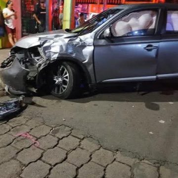 MENOR DE EDAD SIN LICENCIA PROVOCA CHOQUE DE TRES VEHÍCULOS EN SONSONATE CENTRO