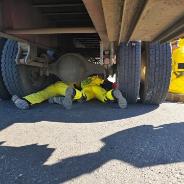 HOMBRE FALLECE TRAS QUEDAR ATRAPADO BAJO LAS LLANTAS DE UNA RASTRA EN REDONDEL CLAUDIA LARS, OPICO