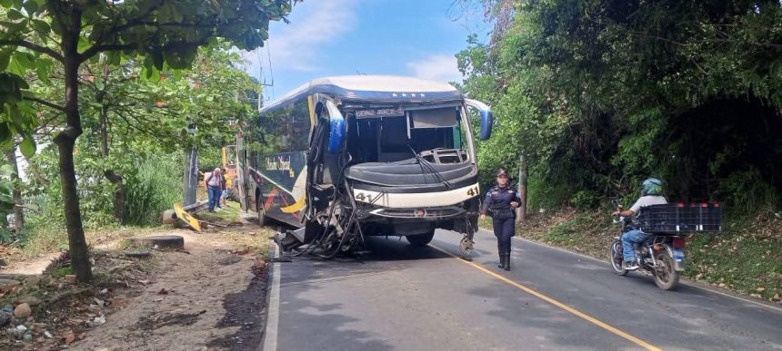 20 AUTOBÚS DE SEISABUS CHOCA CONTRA MOTOCICLISTA Y MAQUINARIA EN CIUDAD ARCE