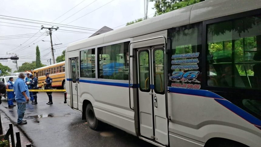 HOMBRE FALLECE DE UN PARO CARDÍACO DENTRO DE UN MICROBÚS DE LA RUTA 26 EN SAN SALVADOR