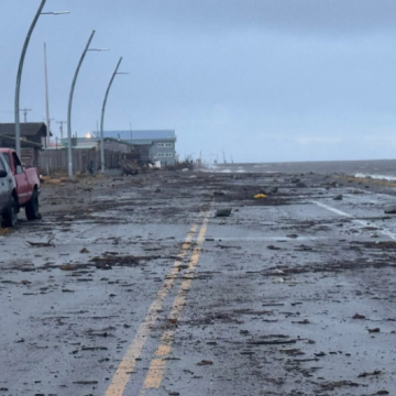 DEVASTACIÓN EN ALASKA: UN MUERTO Y MILES DE DESPLAZADOS TRAS EL PASO DEL EXTIFÓN HALONG