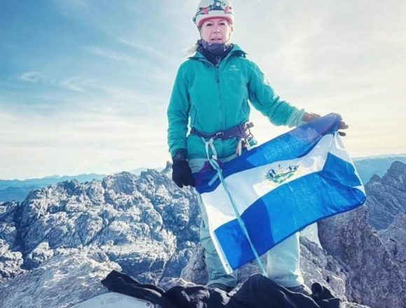 ALFA KARINA ARRUÉ ALCANZA EL PUNCAK JAYA Y LOGRA UN NUEVO HITO PARA EL SALVADOR