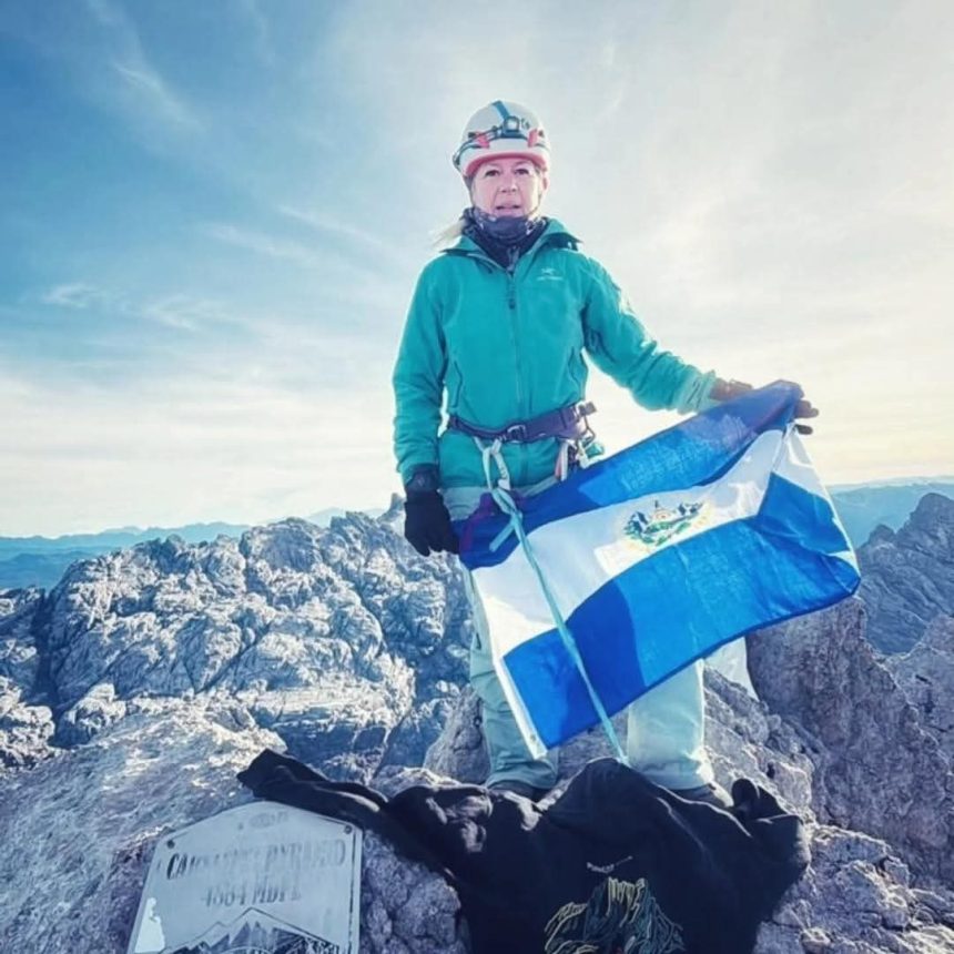 ALFA KARINA ARRUÉ ALCANZA EL PUNCAK JAYA Y LOGRA UN NUEVO HITO PARA EL SALVADOR