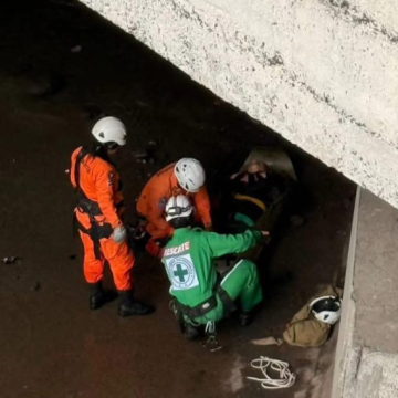 RESCATARON A HOMBRE QUE CAYÓ AL RÍO ACELHUATE EN SAN SALVADOR