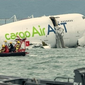 AVIÓN DE CARGA SE SALE DE PISTA EN HONG KONG Y CAE AL MAR: DOS PERSONAS FALLECEN