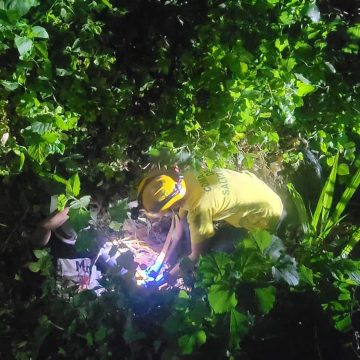 MOTOCICLISTA CAE A BARRANCA TRAS IMPACTAR CONTRA SEPARADORES EN CARRETERA LITORAL