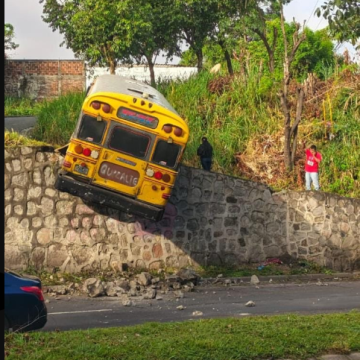 BUS AMARILLO SUFRE PERCANCE VIAL EN PUENTE DE SOYAPANGO