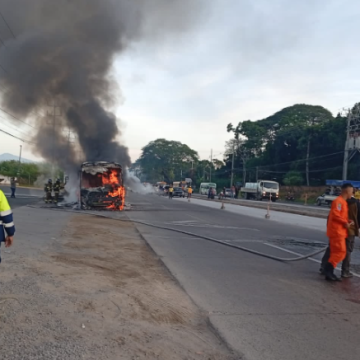 AUTOBÚS DE LA RUTA 201 SE INCENDIA EN LA CARRETERA PANAMERICANA POR FALLAS MECÁNICAS