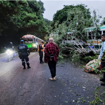 BUS DE LA RUTA 205 SE ACCIDENTA EN CARRETERA SONSONATE–SAN SALVADOR; SOLO HAY DAÑOS MATERIALES