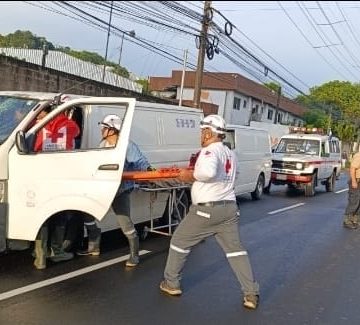 CRUZ ROJA SALVADOREÑA RESCATA A DOS HOMBRES TRAS CHOQUE CONTRA CAMIÓN EN SANTA TECLA