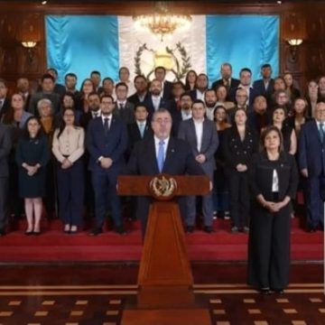 PRESIDENTE DE GUATEMALA DENUNCIA GOLPE DE ESTADO EN PROCESO