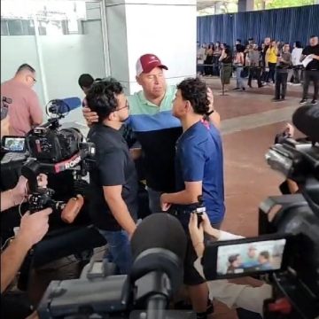 HIJOS DE PERIODISTA SALVADOREÑO DEPORTADO LLEGAN AL PAÍS PARA REENCONTRARSE CON SU PADRE