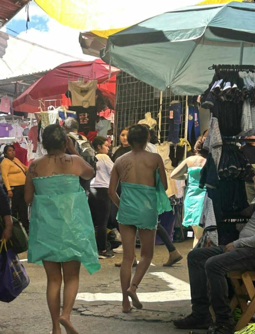 TRES MUJERES FUERON HUMILLADAS POR COMERCIANTES EN TEXMELUCAN, PUEBLA