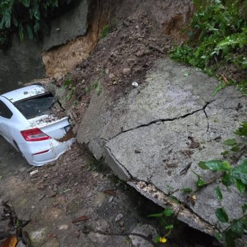 MURO DE VIVIENDA COLAPSA Y APLASTA VEHÍCULO EN LOS PLANES DE RENDEROS